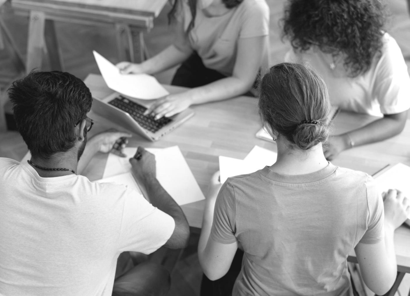 Équipe travaillant sur l'optimisation des processus budgétaires