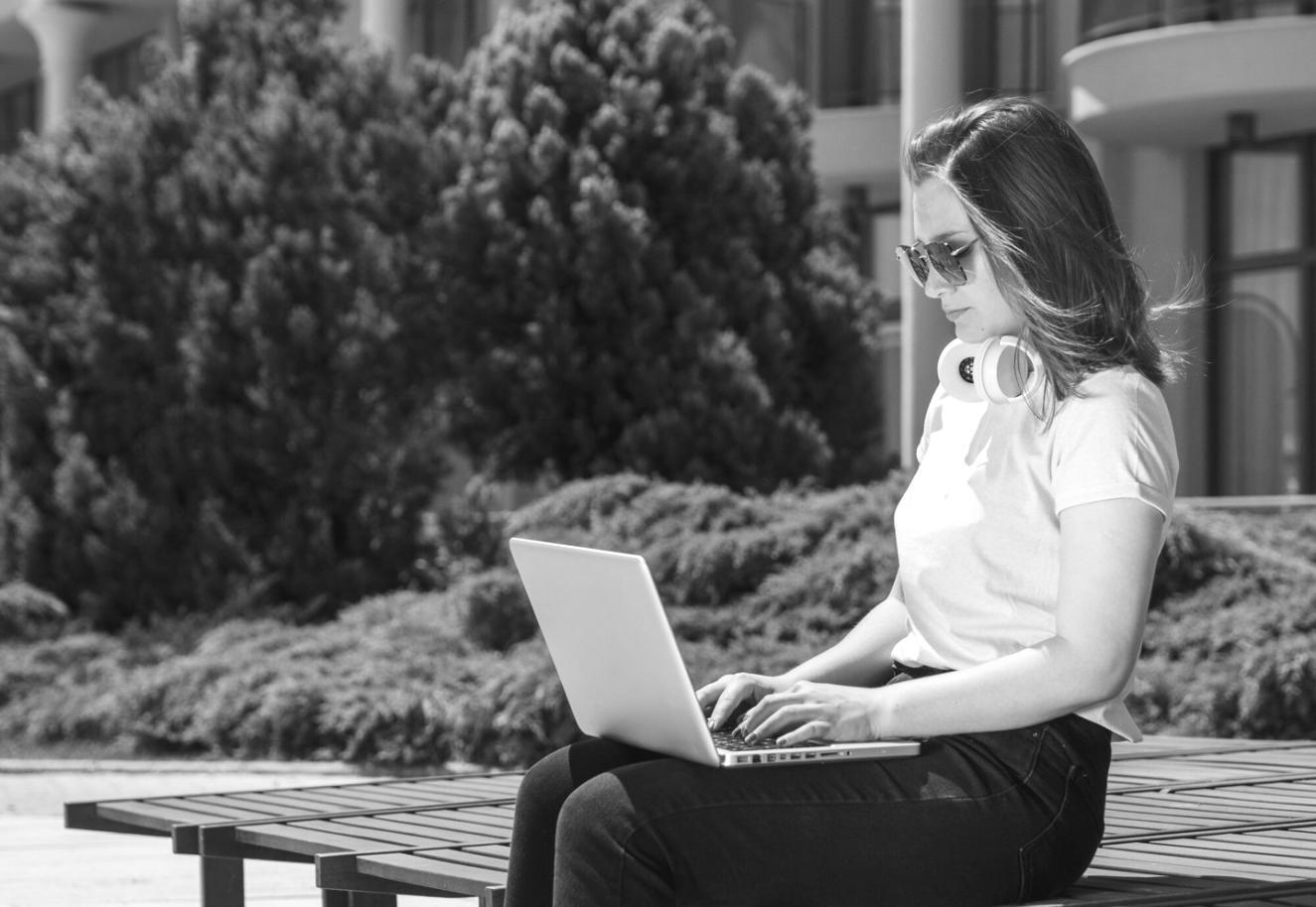 Environnement de travail moderne représentant l'évolution professionnelle